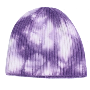 Détail du bonnet en coton tricoté tie-dye violet et blanc avec texture côtelée nette