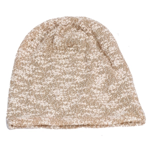 Vue détaillée d'un bonnet en maille beige et blanc avec une texture mélangée douce
