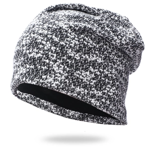 Bonnet en tricot mélangé gris pour l'hiver avec doublure noire chaude pour femmes