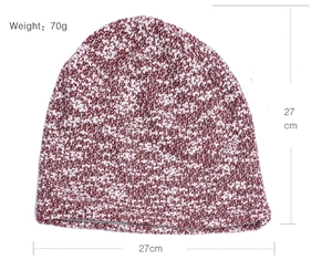 Bonnet en tricot rouge et blanc à plat montrant les dimensions 27cm et le poids 70g