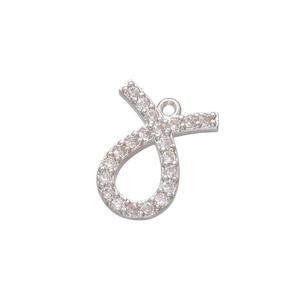 Détail du pendentif lettre J plaqué argent orné de micro-pavés de zircons cubiques