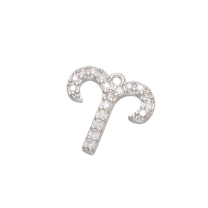 Vue détaillée du pendentif signe Bélier en argent avec des zircons étincelants