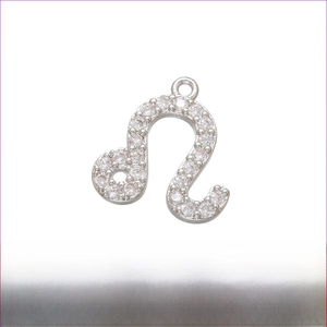 Vue macro du pendentif Lion 14mm en laiton rhodié avec sertissage de zircons étincelants