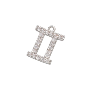 Détail macro du pendentif chiffre romain II en argent avec micro-incrustations