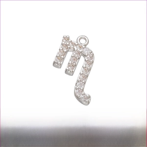 Vue détaillée du pendentif signe Scorpion avec incrustation zircon et fini rhodium