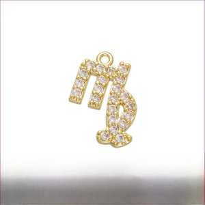 Détail macro d'un pendentif Vierge en laiton doré de 14mm avec micro-serti de zircons