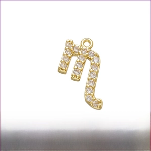 Vue détaillée du pendentif Scorpion avec zircons micro-pave et dimensions 14mm