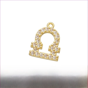 Détail du pendentif zodiaque Balance en laiton plaqué or avec oxydes de zirconium