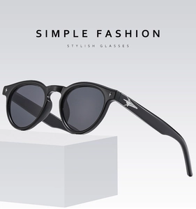 Détail de lunettes de soleil ovales noires avec décorations d'étoiles argentées
