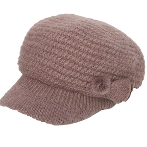 Dicker Strick-Visierbeanie in Dunkelbraun mit Bommel und Plüschfutter für den Winter