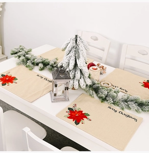 Nahaufnahme von Leinen-Weihnachtstischsets mit Weihnachtsstern und Merry Christmas