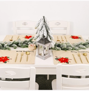 Detailsicht von Leinen-Platzsets mit roten Weihnachtssternen und Merry Christmas Text