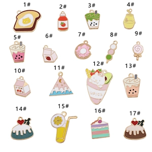 Lot de breloques en émail DIY présentant divers pendentifs mignons de nourriture