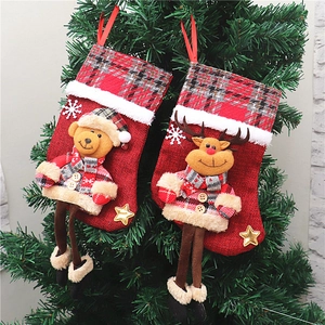 Detail von roten Jutesäcken zu Weihnachten mit 3D-Teddybär- und Rentierfiguren