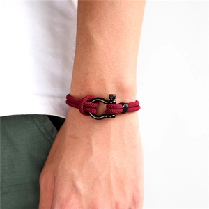 Men's braided dark red fiber bracelet with black matte horseshoe shackle closure