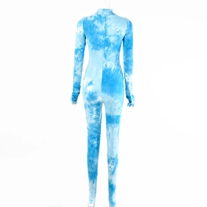 Vue arrière d'une combinaison moulante à manches longues en maille côtelée tie-dye bleu et blanc