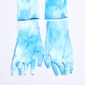 Gros plan détaillé sur les gants sans doigts en maille côtelée tie-dye bleu assortis