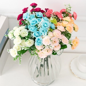 Roses artificielles colorées en vase de verre pour décoration intérieure élégante