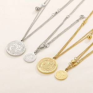 Colliers médaille de Saint-Benoît en or et argent avec chaînes à double couche sur fond