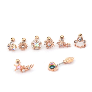 Set di 8 orecchini in oro rosa con zirconi arcobaleno su sfondo bianco pulito