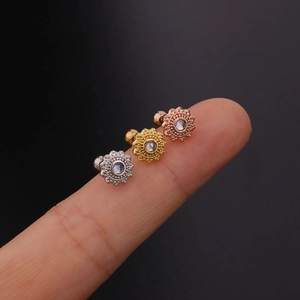 Primo piano di orecchini a fiore con zircone colorato e chiusura a vite di sicurezza