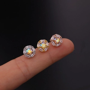 Orecchini a perno esagonali in argento, oro e oro rosa con zircone colorato e chic