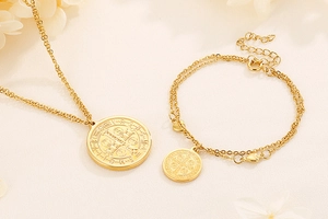 Gros plan d'un ensemble de bijoux en acier doré avec médailles rondes et cœurs