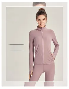 Détail de la veste de yoga gris-violet avec poignets passe-pouce et fermeture zippée