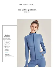 Détail de la veste de yoga bleue avec col montant zippé et manches avec passe-pouce