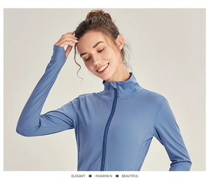 Détail de la veste de sport bleue à manches longues avec fermeture éclair et col montant