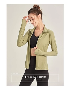 Détail de la veste de sport vert clair avec col montant et passants pour les pouces