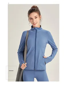 Détail de l'ensemble de sport bleu avec veste zippée et legging pour le fitness