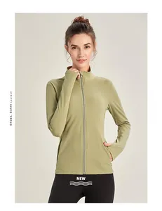 Détail de la veste de sport vert olive clair avec col montant et passe-pouces