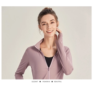 Détails de veste de yoga rose poudré avec col montant zippé et coupe slim pour femmes