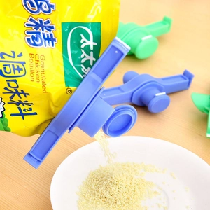 Plastic food bag sealing clip with pour spout for kitchen seasoning and snack freshness