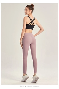Détail du legging de yoga taille haute rose poudré avec perforations laser en points