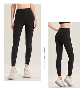 Détail du legging de yoga noir taille haute avec motifs découpés au laser et tissu élastique