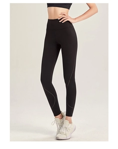 Détail du legging de yoga noir à taille haute avec motifs de vagues découpés au laser