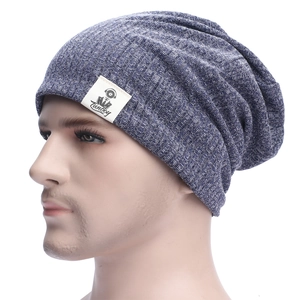 Détail du bonnet en maille bleu foncé avec étiquette Tunboy blanche sur modèle de tête