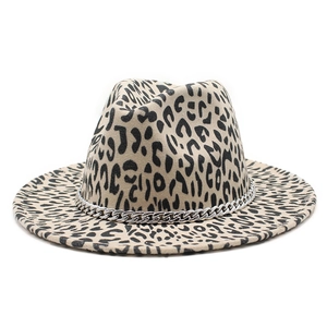 Chapeau fedora léopard à large bord orné d'une chaîne en métal argenté élégante