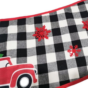 Jupe de sapin de Noël à carreaux noirs et blancs avec camion rouge et flocons
