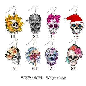 Set aus acht Halloween-Acryl-Ohrringen mit Zuckerschädeln, Blumen und Hut-Motiven