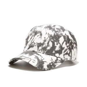Vue détaillée de dessus d'une casquette en toile avec motif tie-dye noir et blanc