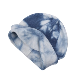 Bonnet en tricot tie-dye bleu et blanc en maille côtelée douce pour la mode d'hiver