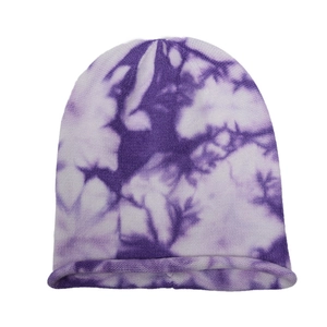 Bonnet en maille tie-dye violet foncé et ivoire avec bord roulé élégant et texture douce