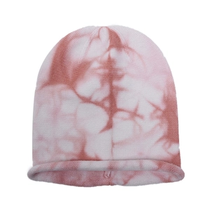 Détail macro de la texture tricotée tie-dye rose et blanc avec finition bord roulé
