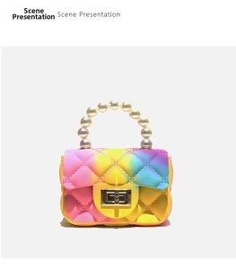 Détail du sac gelée dégradé pastel avec texture matelassée et poignée en perles