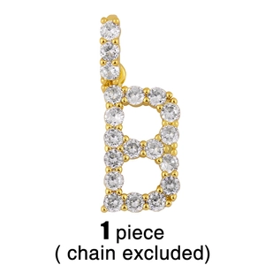 Détail du pendentif lettre B plaqué or serti de pierres de zircone cubique claires
