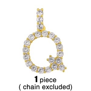 Détail du pendentif lettre Q plaqué or serti de pierres de zircone cubique transparentes