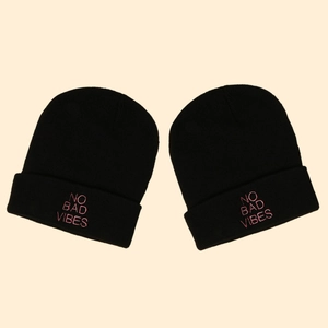 Bonnets en maille noire d'hiver avec broderie rose NO BAD VIBES pour hommes et femmes